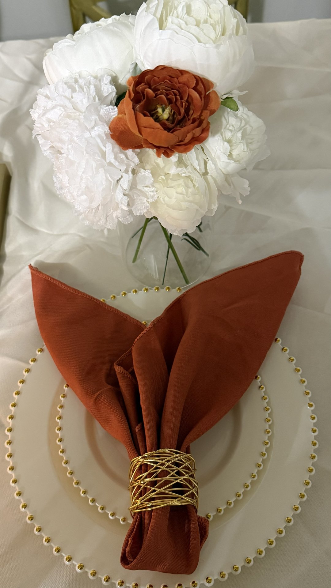 Table setting with pearl charger and floral centerpiece